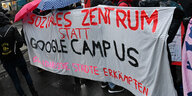 Demonstranten protestieren in Berlin vor der von Flüchtlingen besetzten früheren Gerhart-Hauptmann-Schule mit einem Transparent mit der Aufschrift „Soziales Zentrum statt Google Campus – Solidarische Städte erkämpfen“