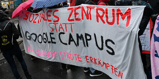 Demonstranten protestieren in Berlin vor der von Flüchtlingen besetzten früheren Gerhart-Hauptmann-Schule mit einem Transparent mit der Aufschrift „Soziales Zentrum statt Google Campus – Solidarische Städte erkämpfen“