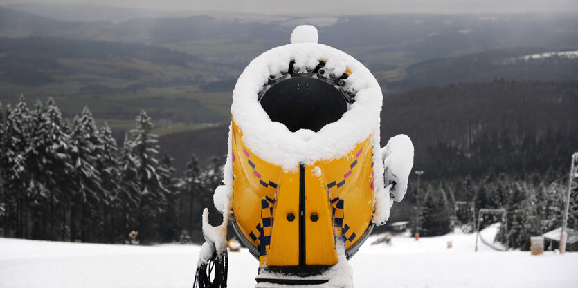 Schnee auf einer Schneekanone