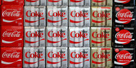 Packungen verschiedener Coca-Cola-Dosen