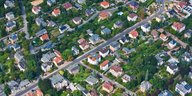 Luftbild von einer Eigenheimsiedlung im Speckgürtel einer Stadt
