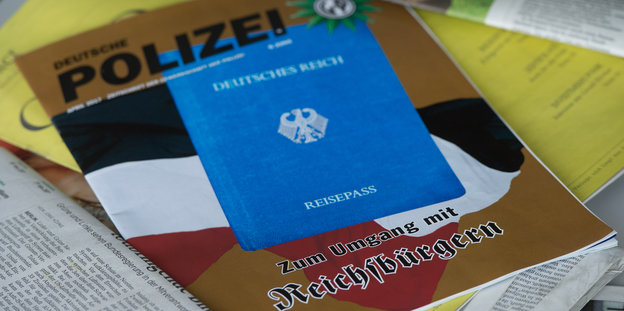 Auf einer Zeitung der Polizeigewerkschaft ist ein Reichsbürgerpass abgebildet, darunter der Schriftzug "Zum Umgang mit den Reichsbürgern"