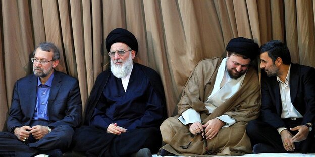 Ali Larijani, Mahmoud Haschemi Schahroudi, Hasan Khomeini, Mahmoud Ahmadinejad (v.l.n.r.)