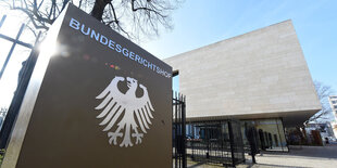 Der Bundesadler in silber auf einer Mauer