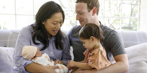Mark Zuckerberg mit seiner Frau Priscilla Chan und seinen zwei Töchtern