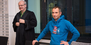Axel Steier und sein Anwalt Johannes Lichdi (r) stehen nebeneinander