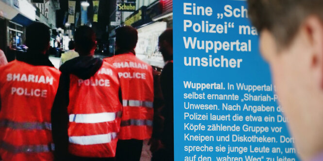 Ein Mann schaut auf eine Website, auf der die "Scharia-Polizei" zu sehen ist