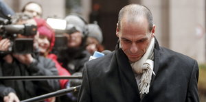 Yanis Varoufakis läuft an Journalisten vorbei
