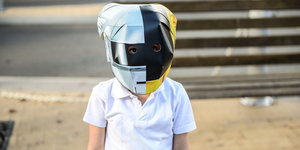 Ein Junge mit einem Helm