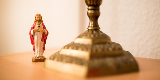 Eine kleine Jesusfigur steht auf einem Tisch Eine kleine Jesusfigur steht auf einem Tisch