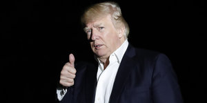 US-Präsident Donald Trump zeigt den Daumen nach oben