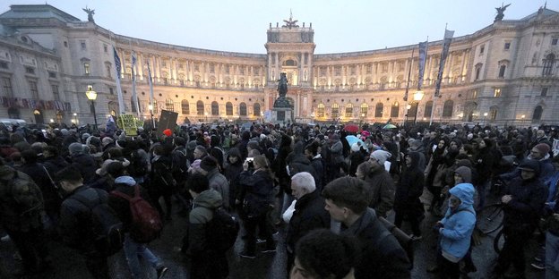 Aus Protest gegen die neue rechtskonservative Regierung in Österreich gehen am 13.01.2018 in Wien (Österreich) mehrere tausend Menschen auf die Straße.