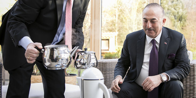 Außenminister Gabriel serviert dem türkischen Außenminister Mevlüt Çavuşoğlu Tee