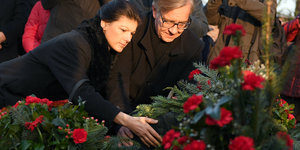 Die Fraktionsvorsitzenden der Partei Die Linke im Bundestag, Dietmar Bartsch und Sahra Wagenknecht, legen an der Gedenkstätte der Sozialisten Blumen ab