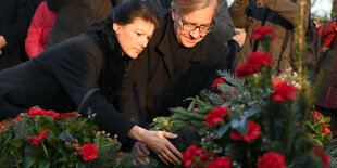 Die Fraktionsvorsitzenden der Partei Die Linke im Bundestag, Dietmar Bartsch und Sahra Wagenknecht, legen an der Gedenkstätte der Sozialisten Blumen ab