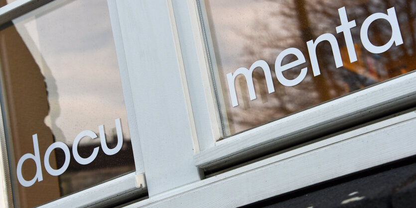 Der Schriftzug "documenta" in einem Fenster