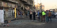 Irakische Sicherheitskräfte untersuchen den Tatort nach dem Doppelanschlag