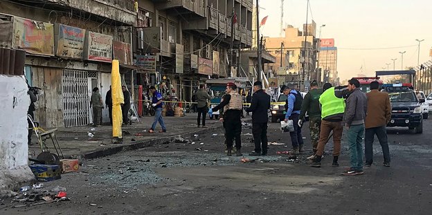 Irakische Sicherheitskräfte untersuchen den Tatort nach dem Doppelanschlag