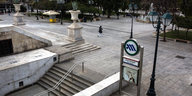 Der geschlossene Eingang einer U-Bahn-Station aufgenommen am 15.01.2018 in Athen (Griechenland).