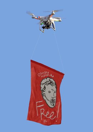 Drohne transportiert eine Fahne mit dem Porträt des inhaftierten Kunstmäzens Osman Kavala