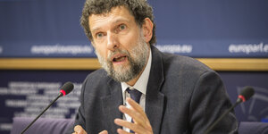 Ein Mann, Osman Kavala, spricht in ein Mikro