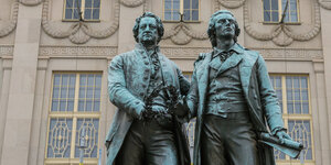 Das Deutsche Nationaltheater Weimar mit dem Goethe-Schiller-Denkmal davor
