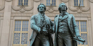 Das Deutsche Nationaltheater Weimar mit dem Goethe-Schiller-Denkmal davor