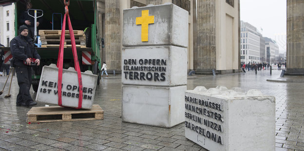 Polizisten räumen Zementblöcke vor dem Brandenburger Tor weg