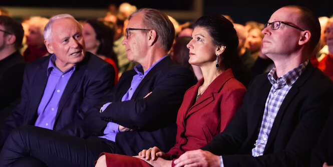 Die Linke Politiker Oskar Lafontaine, Dietmar Bartsch, Sahra Wagenknecht und Matthias Höhn nehmen im Kosmos in Berlin am Jahresauftakt "Aufbruch für soziale Sicherheit" der Linken teil