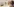 Eine Frau sieht sich bunte Bilder an, die an einer Wand hängen