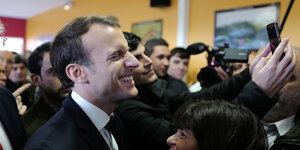 Emmanuel Macron zieht eine Grimasse für eine Kamera