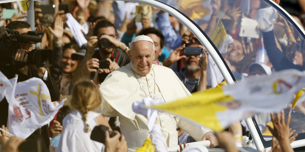 Papst Franziskus winkt am 16.01.2018 in Santiago de Chile (Chile) aus seinem Papamobil den Menschen zu