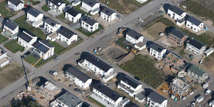 Luftaufnahme mit Blick auf eine Siedlung