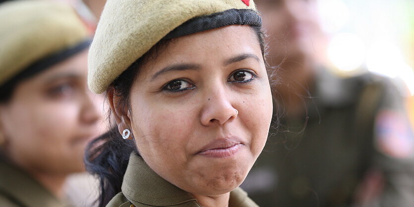 Eine Delhier Polizistin in Uniform