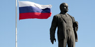 Lenin-Statue und russische Flagge auf der Krim