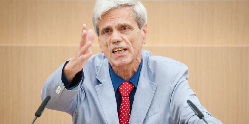 Der Landtagsabgeordnete Wolfgang Gedeon spricht im Landtag in Stuttgart