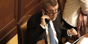 Der tschechische Ministerpräsident Andrej Babis telefoniert am 16.01.2018 während einer Sitzung des Parlaments in Prag (Tschechien), das sich versammelt hat, um über die Vetrauensfrage von Babis zu entscheiden.