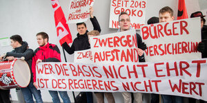Düsseldorfer Jusos protestieren vor einem Hotel