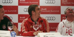 Philipp Lahm während einer Pressekonferenz des FC Bayern München