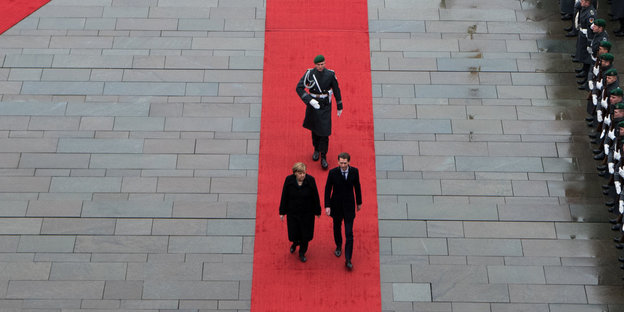 Bundeskanzlerin Angela Merkel begrüßt den österreichischen Bundeskanzler Sebastian Kurz mit militärischen Ehren