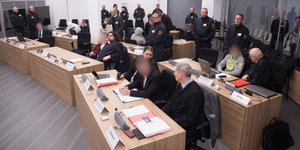 Die sieben Männer und eine Frau der „Gruppe Freital“ vor dem Prozessbeginn am Mittwoch in Dresden