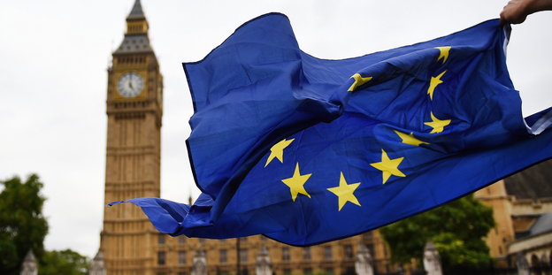 Eine EU-Fahne wird vor dem Big Ben geschwungen