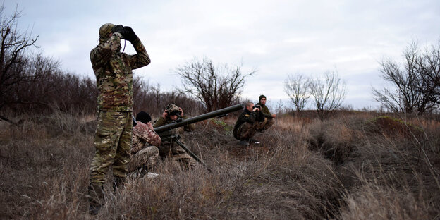 Donbass-Soldaten gucken auf ein Feld