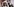 Zwei Frauen machen ein Selfie, im Hintergrund Fotos von Kim Jong-un und seinem Vater