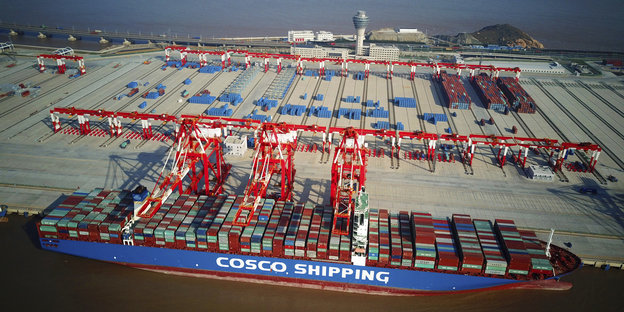 Containerschiffe im Hafen nahe Schanghai
