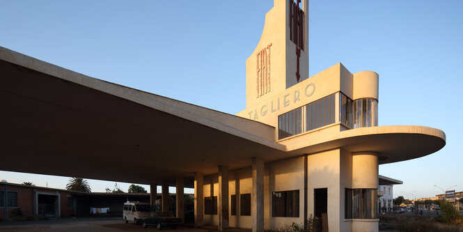 Eine Tankstelle in Asmara liegt in goldenem Licht