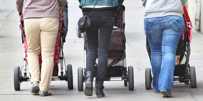 Mütter schieben Kinderwagen