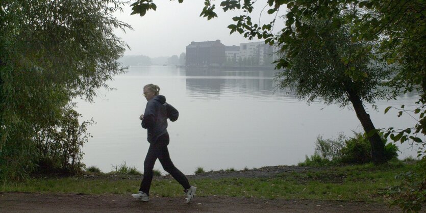 Joggerin an der Rummelsburger Bucht