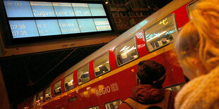 Anzeigentafel Bahnsteig: "Zugverkehr läuft an"