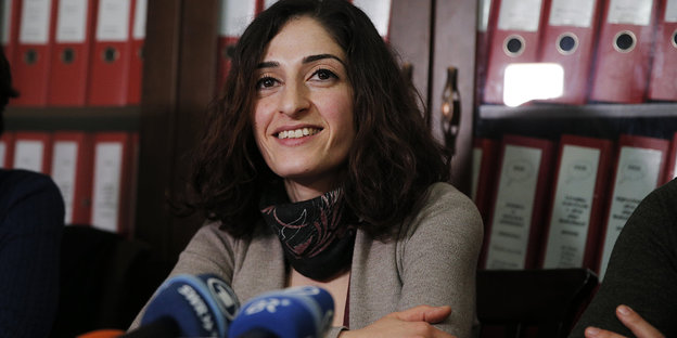 Die deutsche Journalistin Mesale Tolu sitzt am 18.12.2017 nach ihrer Entlassung aus einer Polizeistation in Istanbul (Türkei) in der Kanzlei ihrer Anwältin. Tolu ist aus der Untersuchungshaft in der Türkei entlassen worden. Am 18.12.2017 konnte Tolu in Be